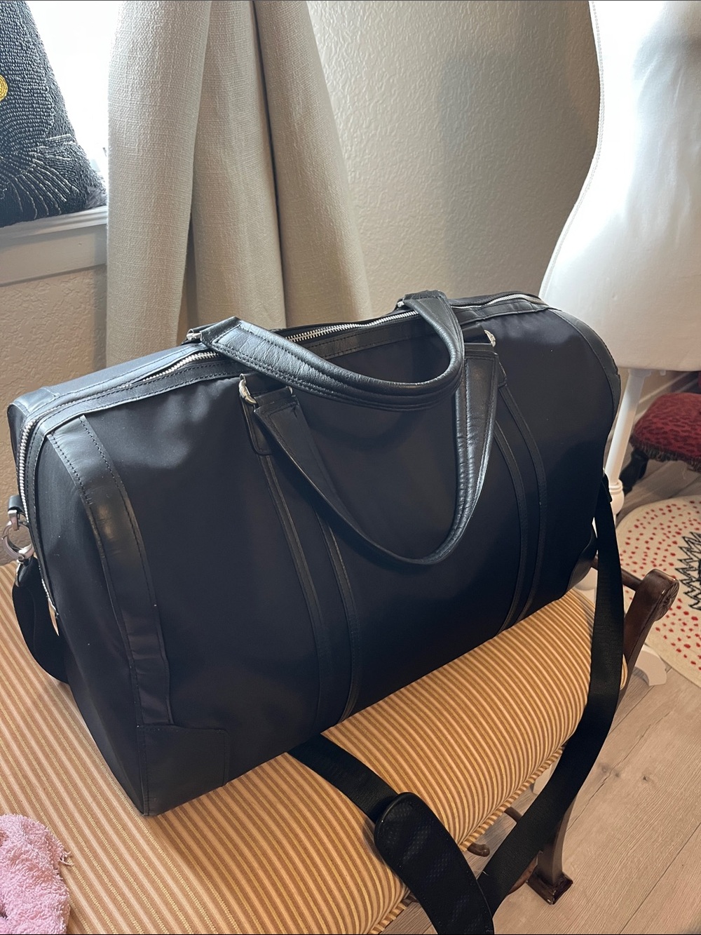 Men's Black Travel Duffel Bag with Shoulder Strap